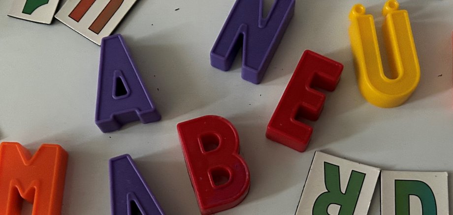 Bunte Buchstaben auf weißer Tafel