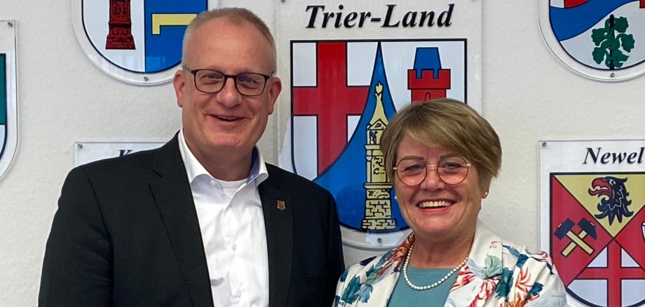 Bürgermeister Michael Holstein wünscht der neuen Seniorenbeauftragten der Verbandsgemeinde Trier-Land, Margot Schilling, viel Erfolg für das neue Amt.