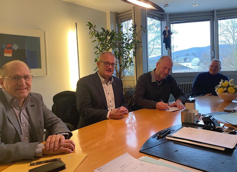 Bürgermeister Holstein (2.v.l.) und Christian Reinert (2.v.r.) unterzeichnen im Beisein von Arndt Müller, Vorstand der SWT AöR (r.), und Matthias Wagner (l.), der für die Verbandsgemeinde in der Geschäftsführung der PEG tätig sein wird, den Gesellschaftsvertrag vor Notar Dempfle.  