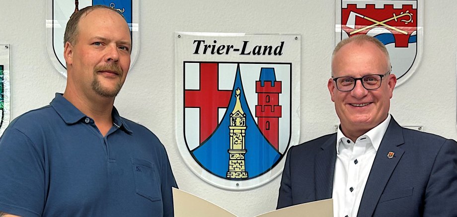 Daniel Hartmann (r.) – hier mit Bürgermeister Michael Holstein – ist der Ansprechpartner in Sachen Klimaschutz.