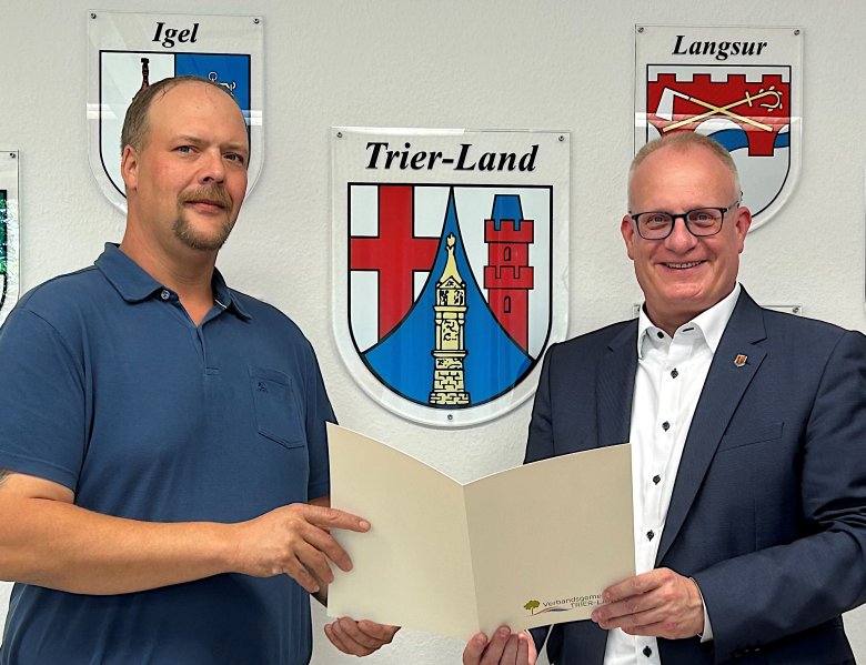 Daniel Hartmann (r.) – hier mit Bürgermeister Michael Holstein – ist der Ansprechpartner in Sachen Klimaschutz.